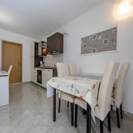 & Bay Guest house Rab Town